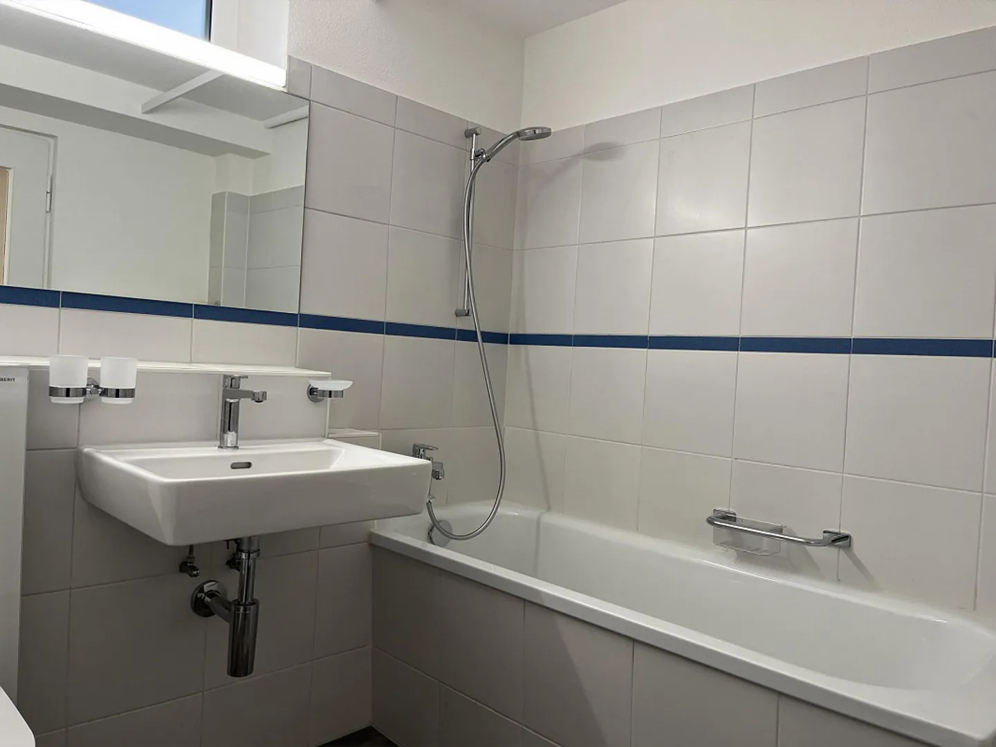 Charming and Sunny Garden Apartment - Photo 10 of 11