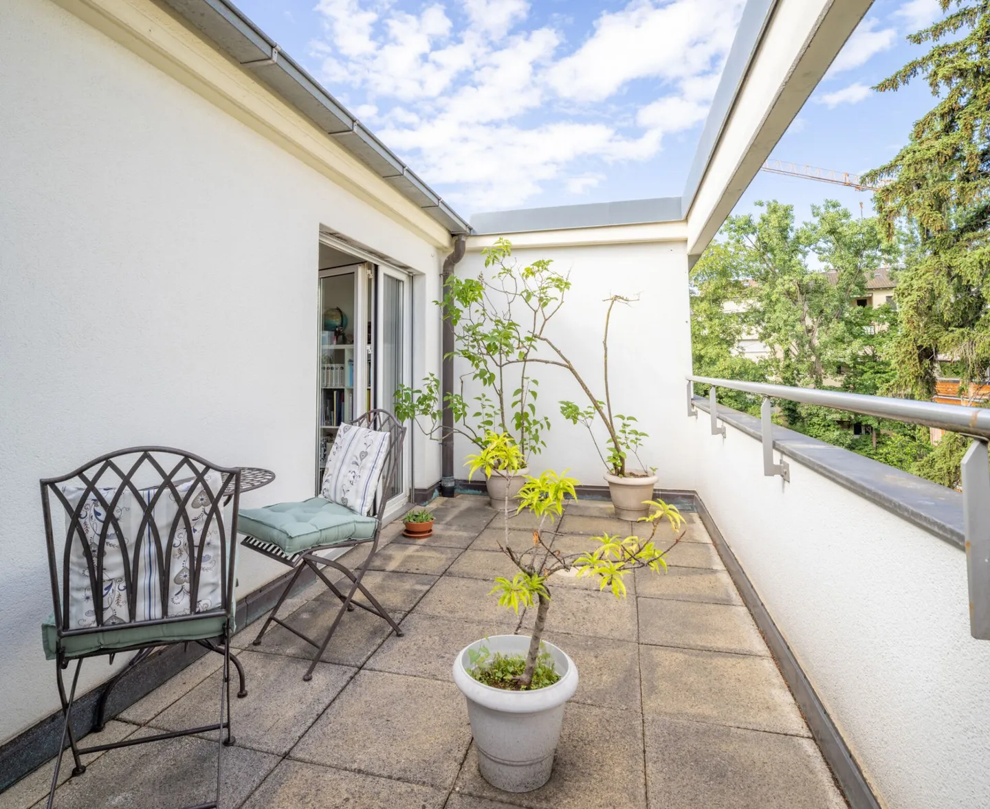 Above the rooftops of Basel: 3-room penthouse apartment with a dream terrace - Photo 8 of 13