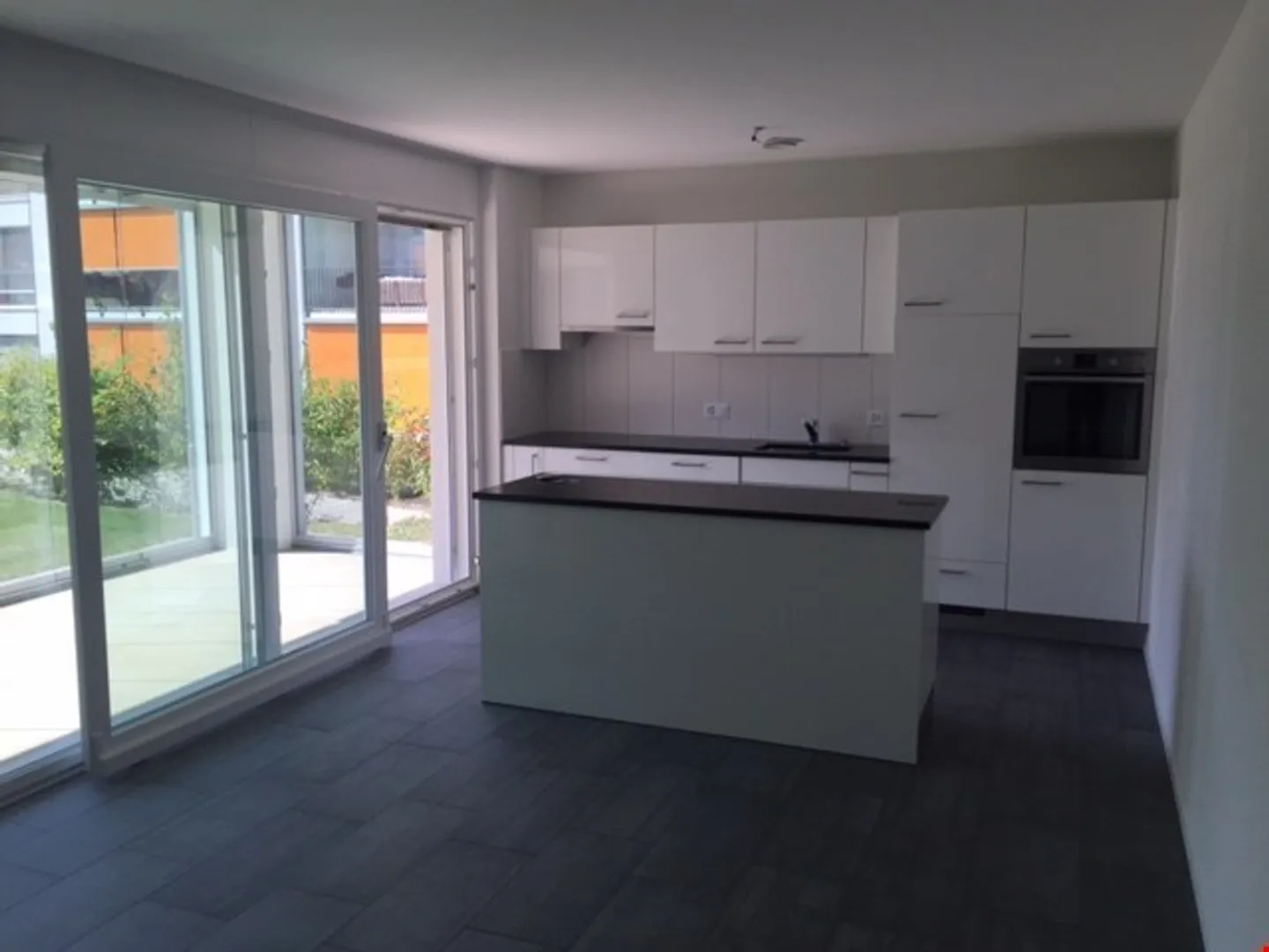 Appartamento luminoso e moderno di 4,5 stanze al piano terra - Foto 2 di 8