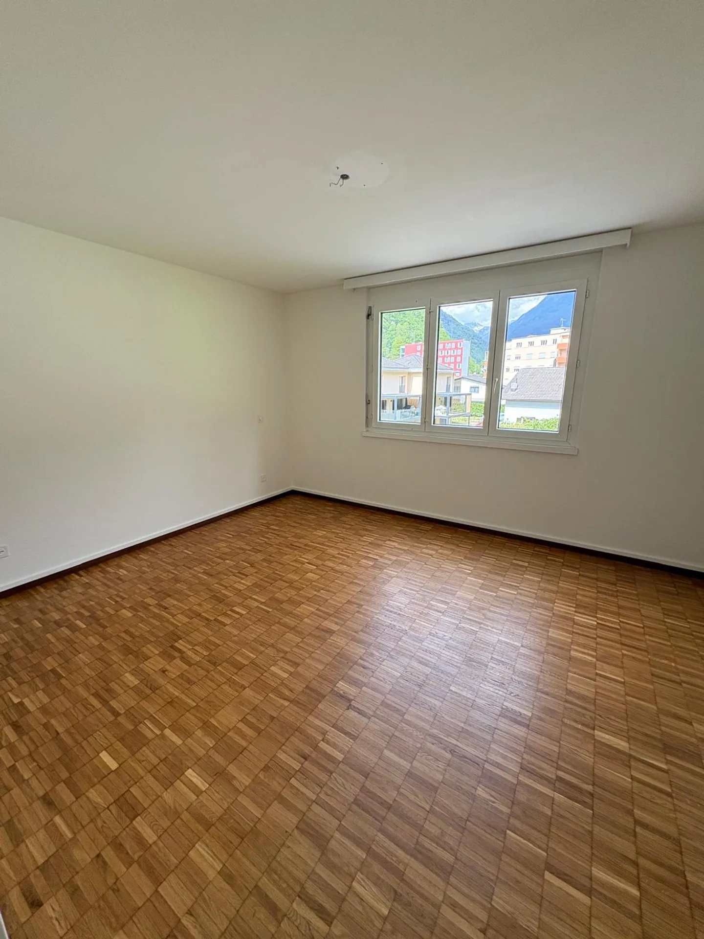 Spacious 5-room apartment in a strategic location in Roveredo - Photo 3 of 4