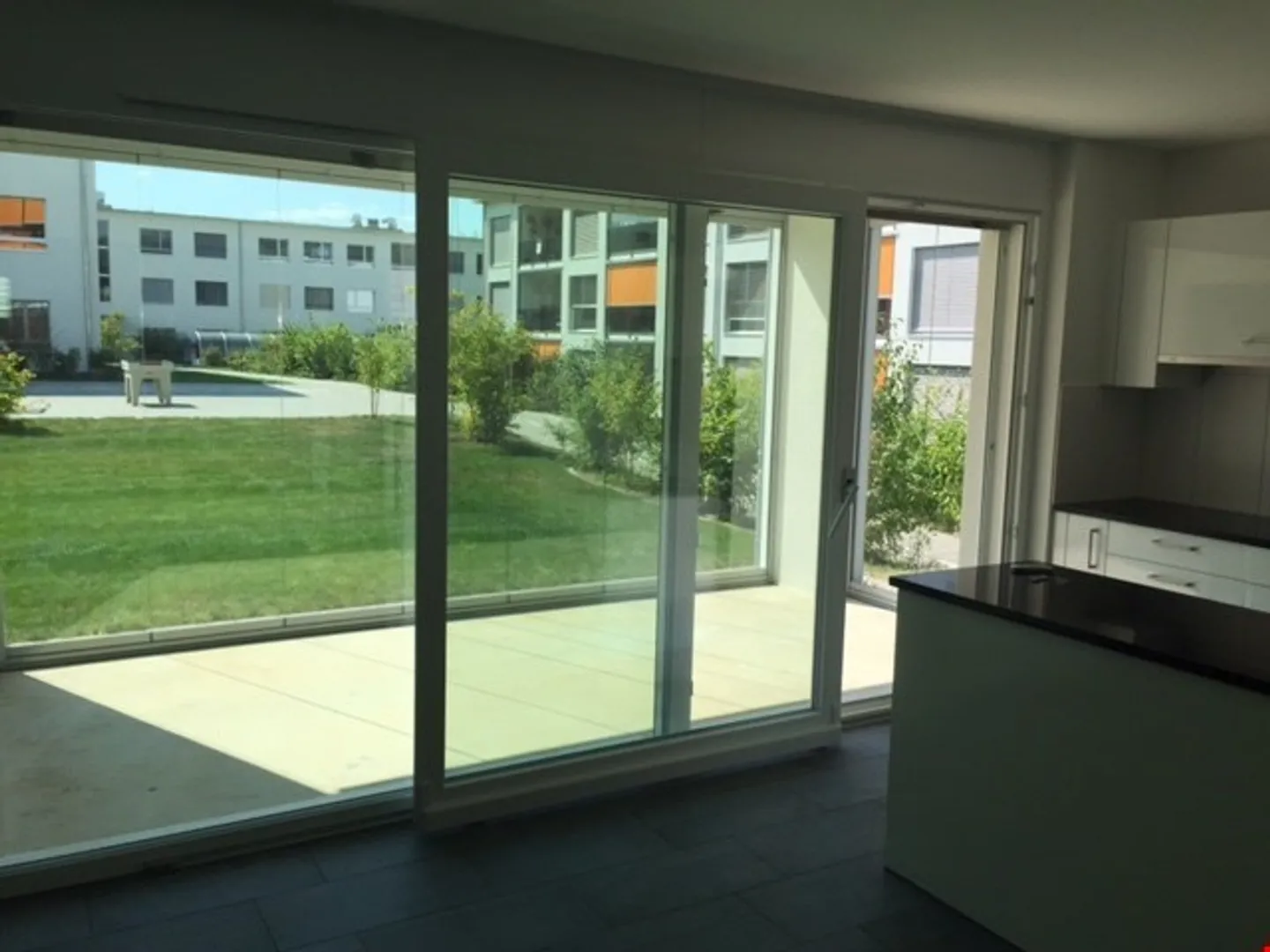 Appartamento luminoso e moderno di 4,5 stanze al piano terra - Foto 3 di 8