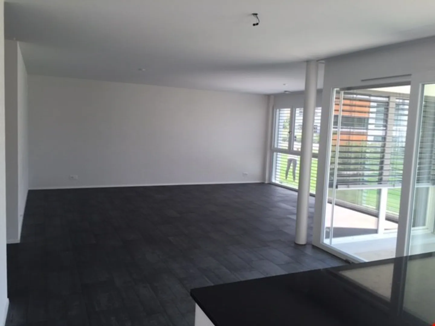 Appartamento luminoso e moderno di 4,5 stanze al piano terra - Foto 4 di 8