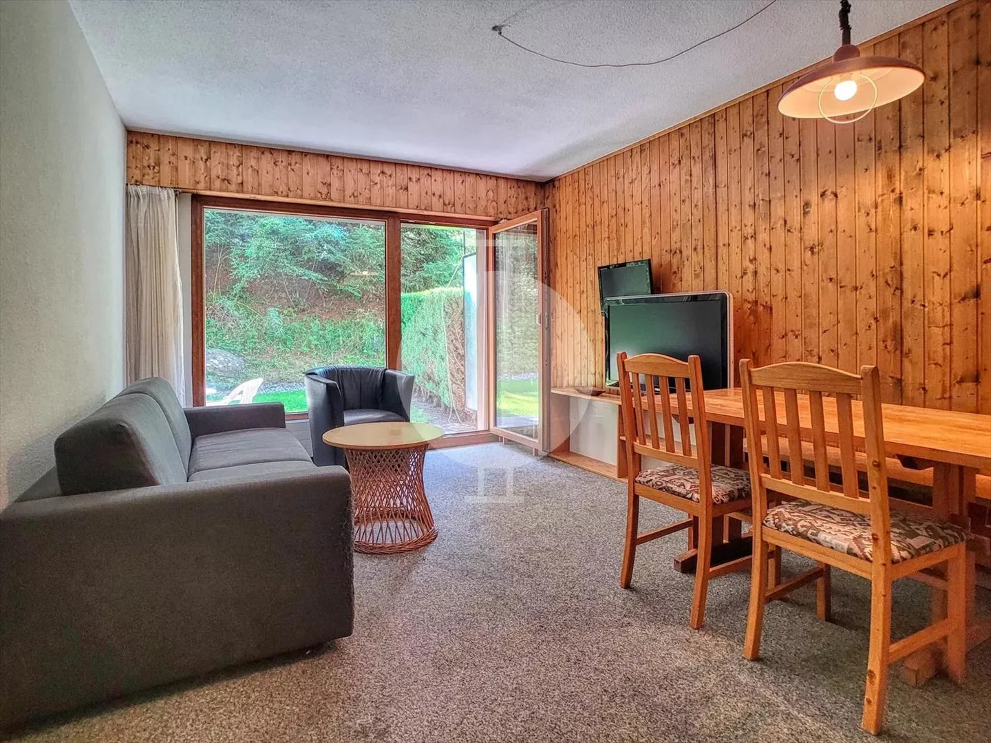 Appartement 2,5 pièces en rez-de-jardin à Veysonnaz avec fort potentiel de rénov - Photo 1 sur 6