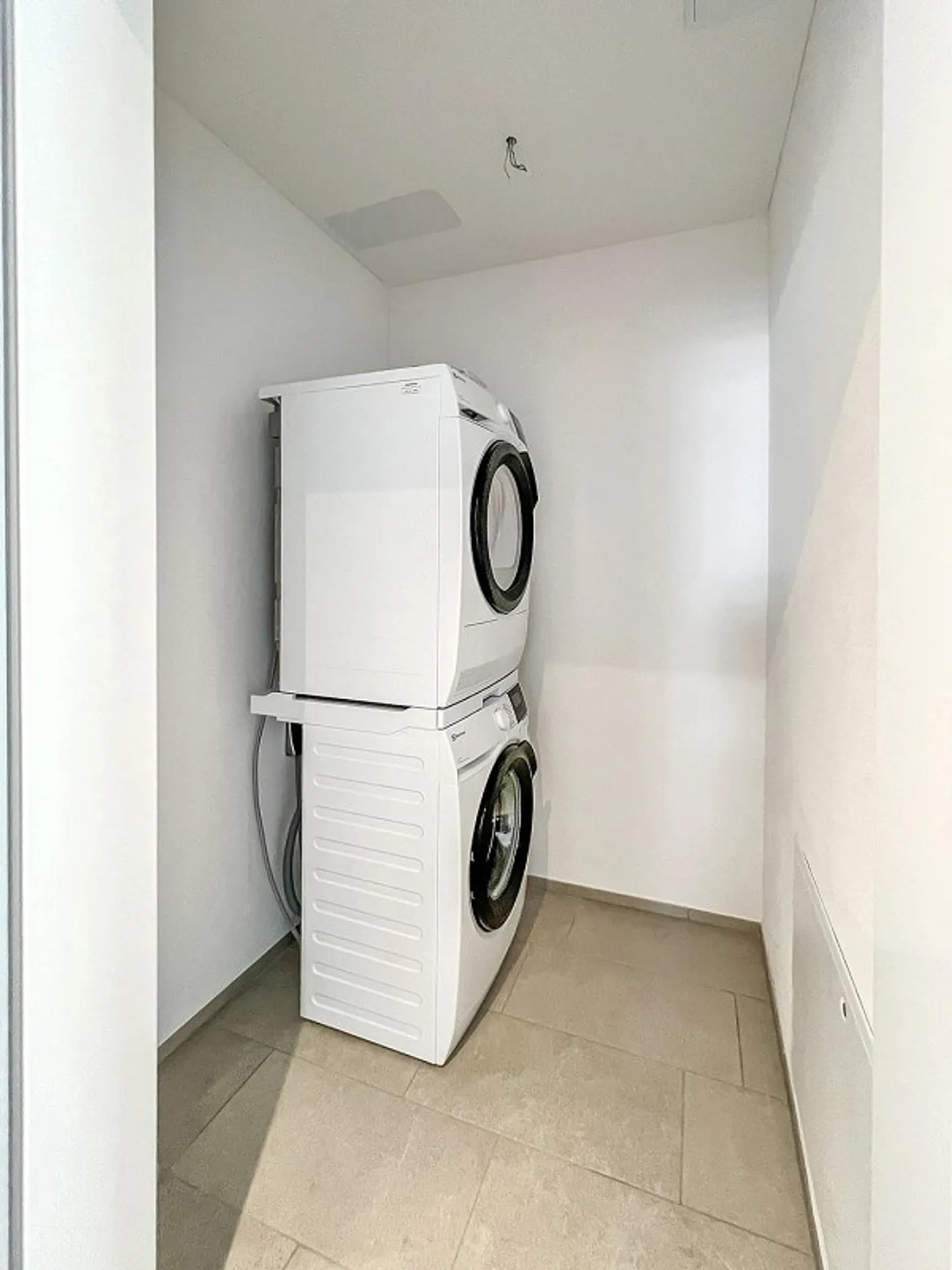 Modern Apartment with Terrace - Photo 9 of 9