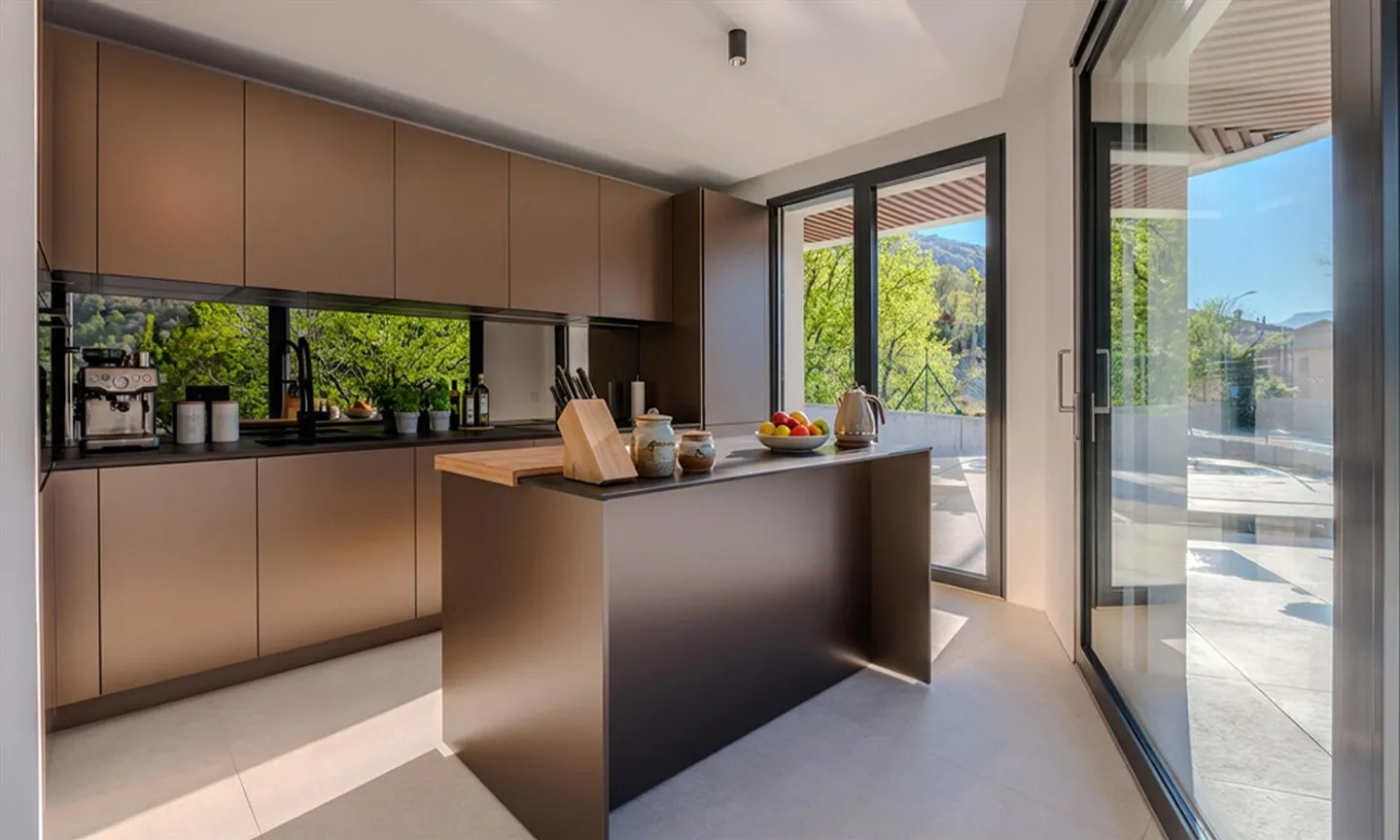 STUNNENDE VILLA MIT SEEBLICK UND BOOTSPLATZ IN BRUSINO ARSIZIO - Foto 4 von 13