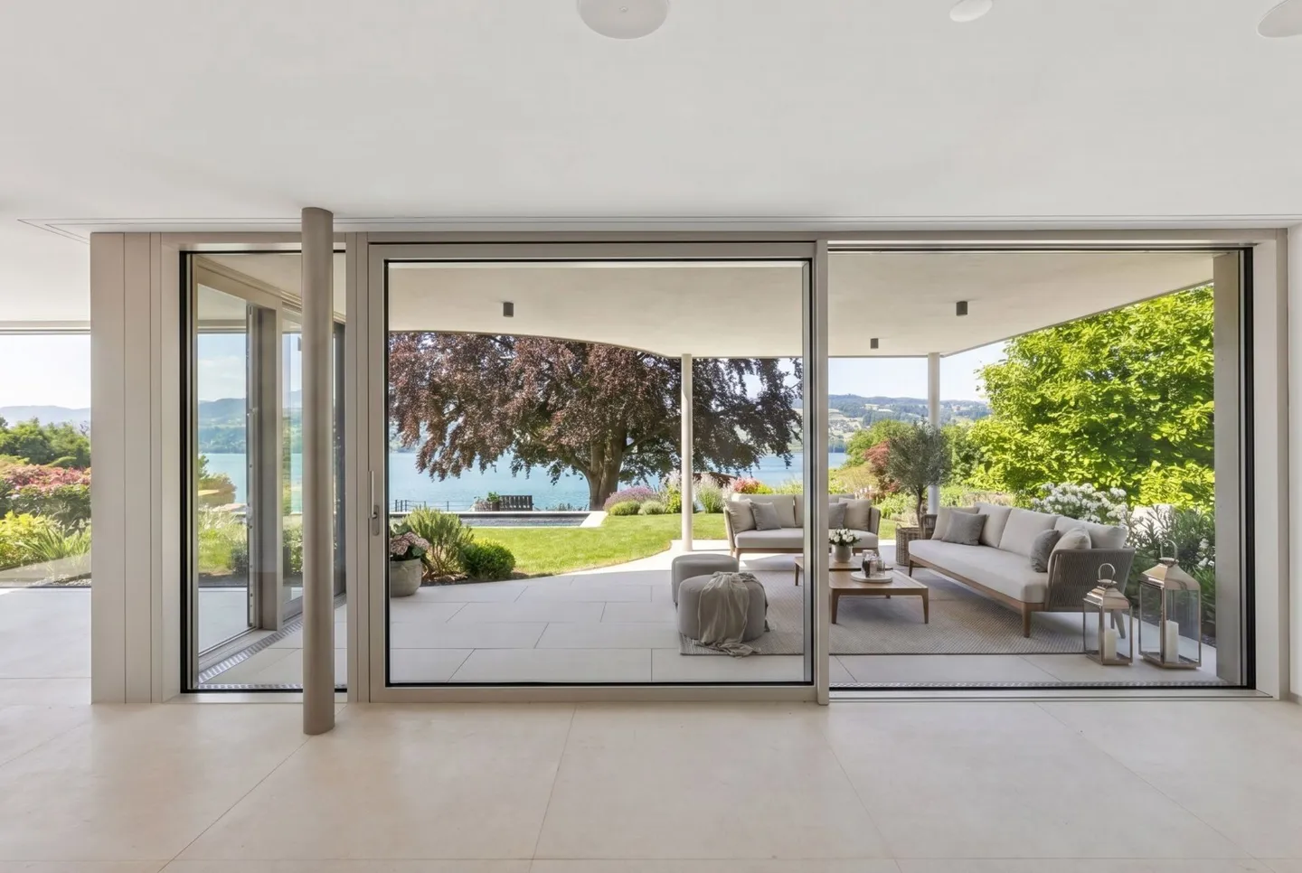 Exclusive new build villa with pool and lake views - Photo 4 of 27