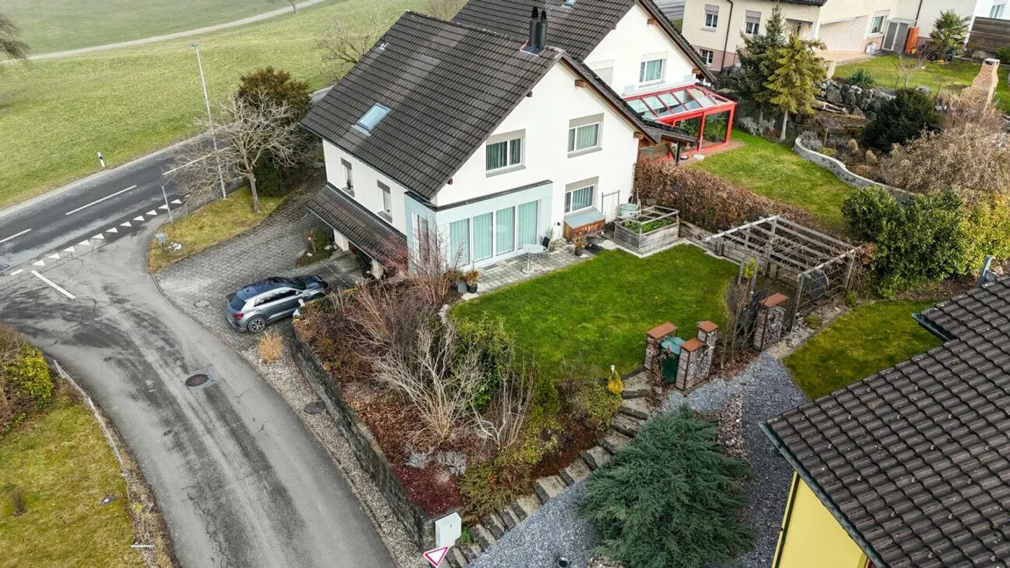 Casa bifamiliare adatta alle famiglie con spazio e giardino - Foto 1 di 11