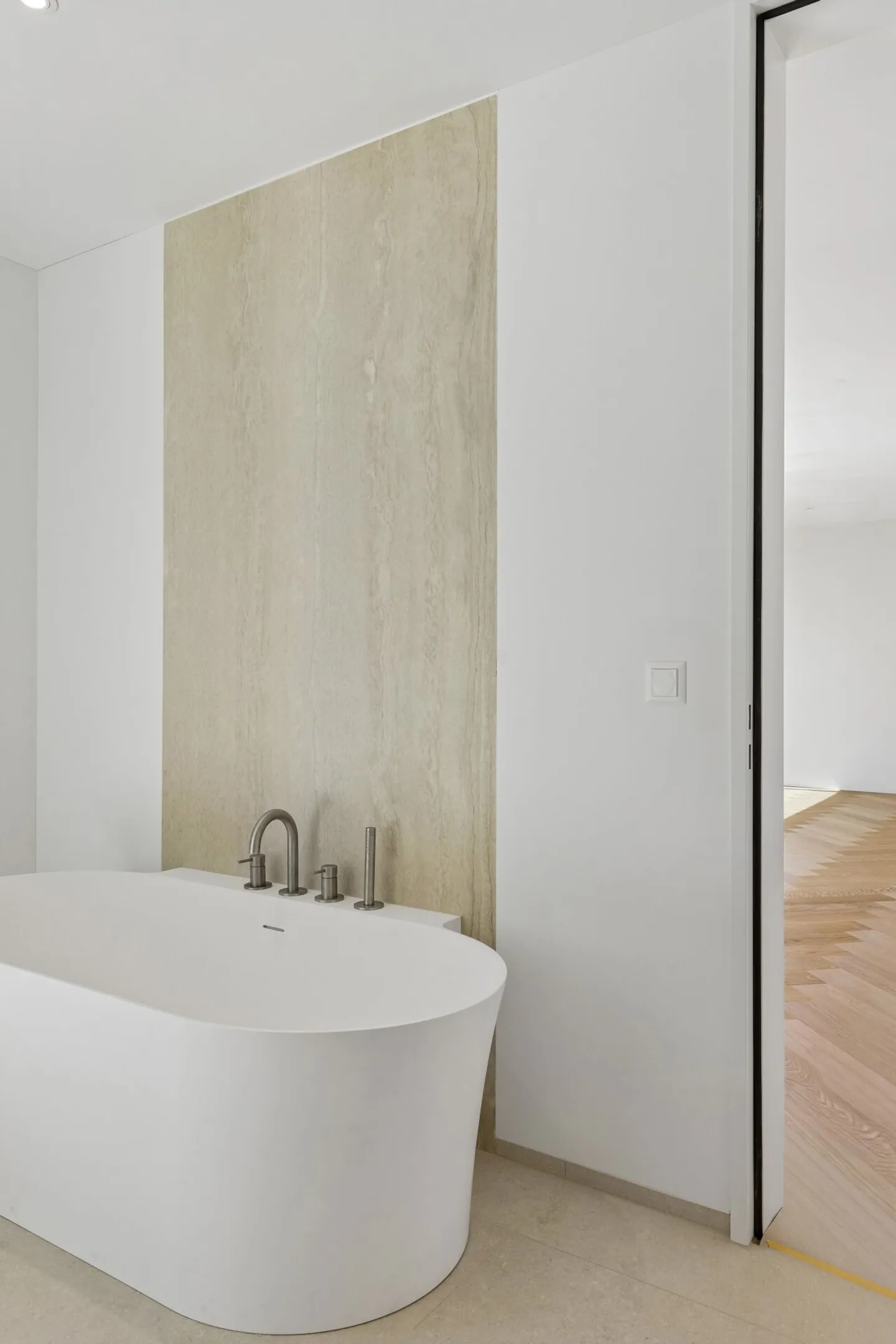 Exclusive new build villa with pool and lake views - Photo 23 of 27