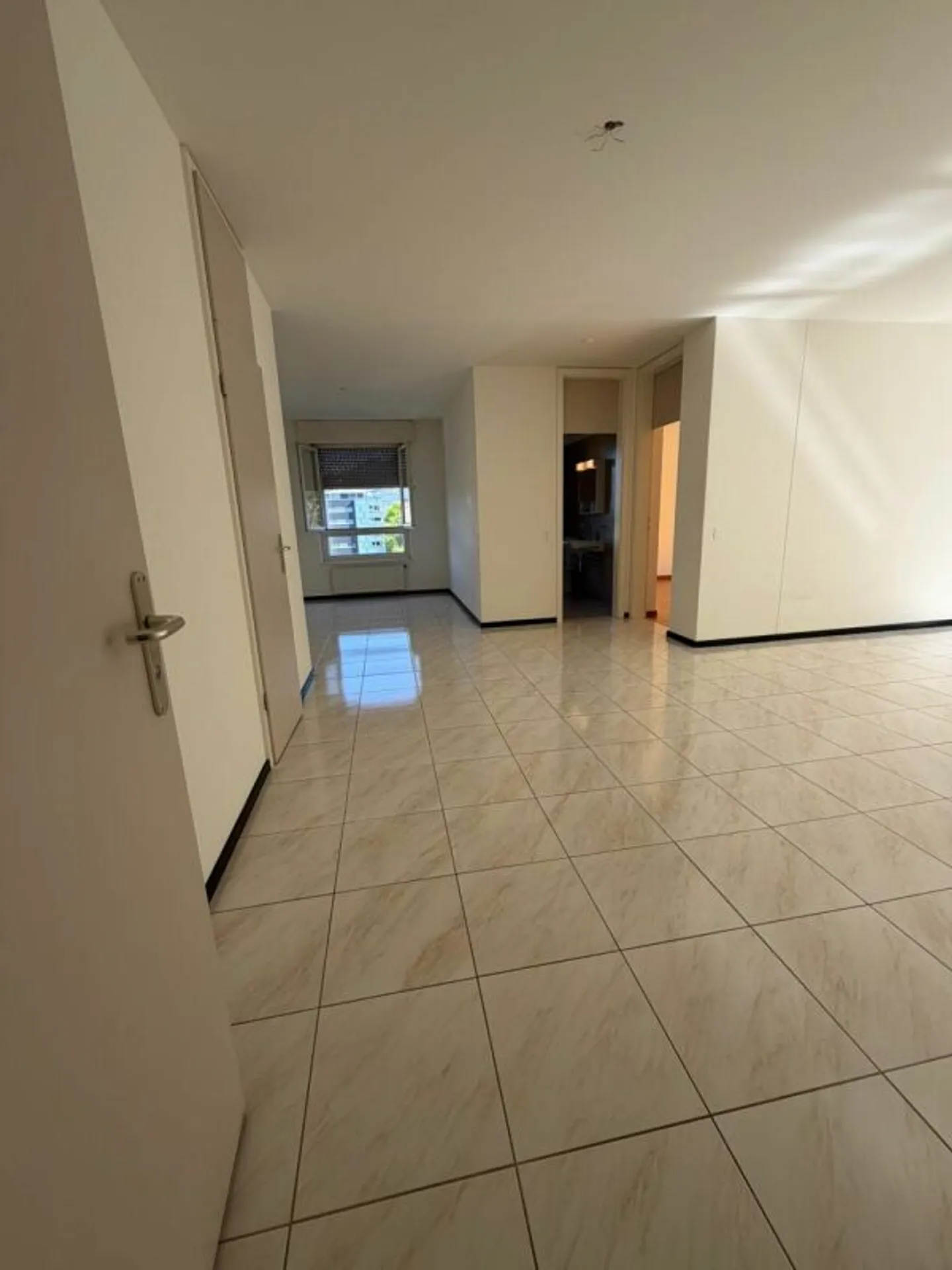 Bel appartement lumineux 2,5 pièces - Photo 3 sur 14