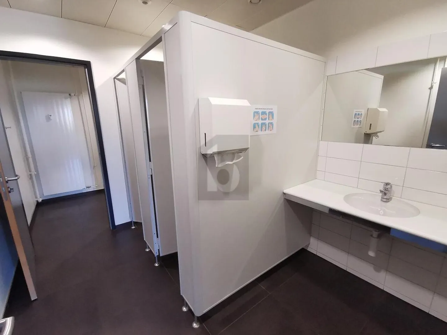 SPACIOUS, BRIGHT AND IN A GOOD LOCATION - Photo 5 of 6