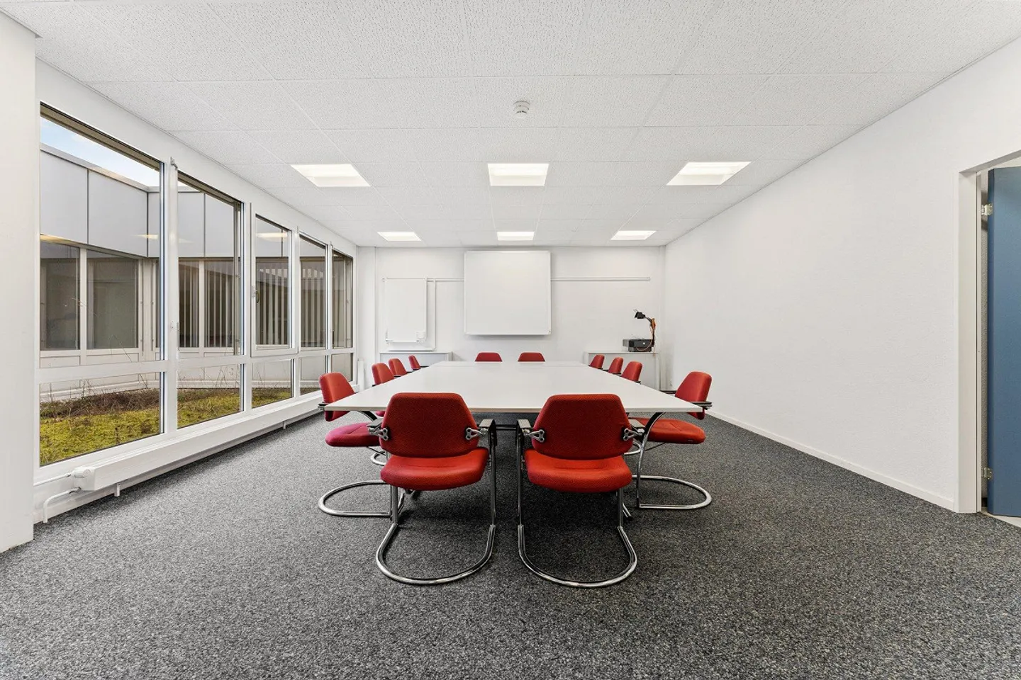 Single Office with Meeting Room for Shared Use - Ready-to-Use Office - Photo 4 of 6