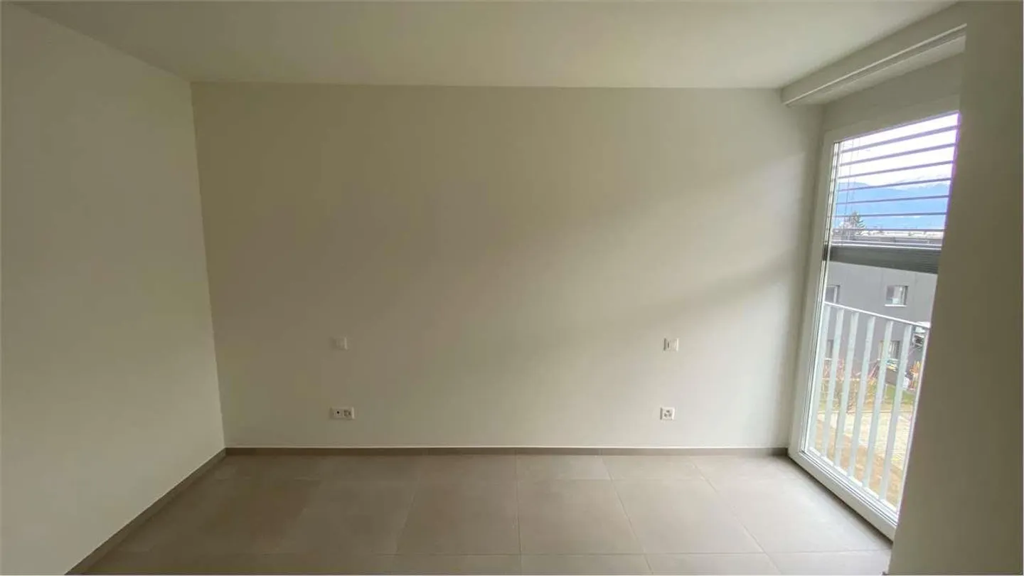 Appartement moderne de 2,5 pièces avec piscine et vue sur les Alpes - Arbedo - Photo 8 sur 13