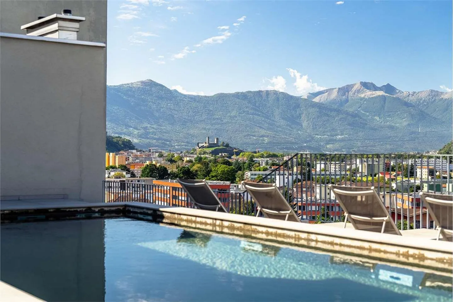 Appartement moderne de 2,5 pièces avec piscine et vue sur les Alpes - Arbedo - Photo 4 sur 13