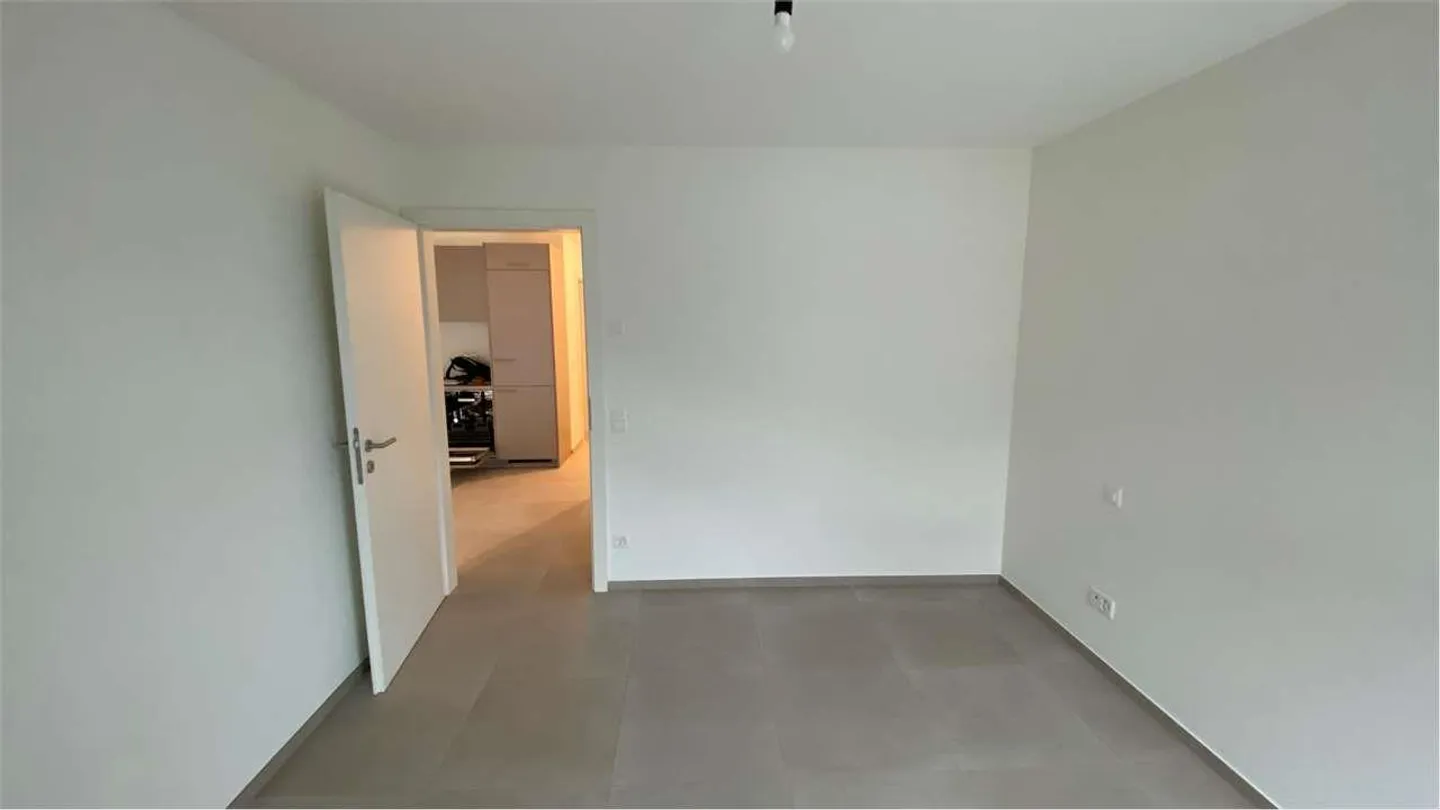 Appartement moderne de 2,5 pièces avec piscine et vue sur les Alpes - Arbedo - Photo 11 sur 13