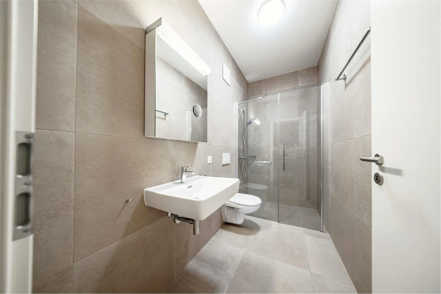 Appartement moderne de 2,5 pièces avec piscine et vue sur les Alpes - Arbedo - Photo 13 sur 13