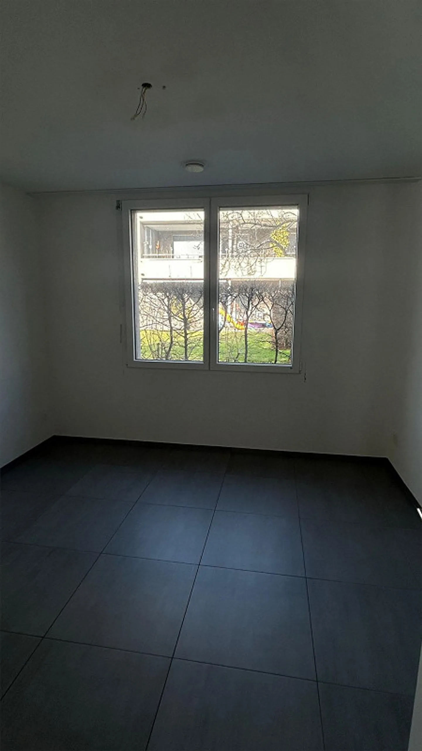 Bright 4.5-room ground floor apartment with sunny terrace - Photo 2 of 8
