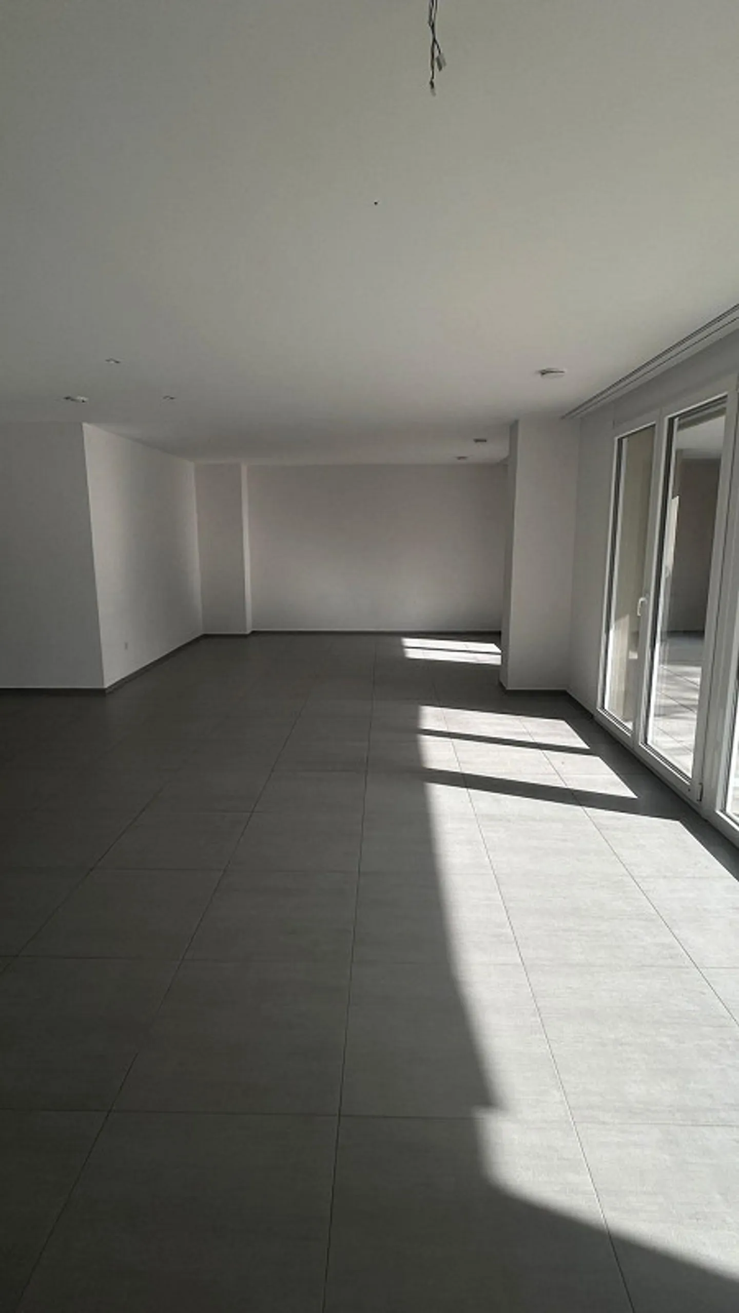 Bright 4.5-room ground floor apartment with sunny terrace - Photo 1 of 8