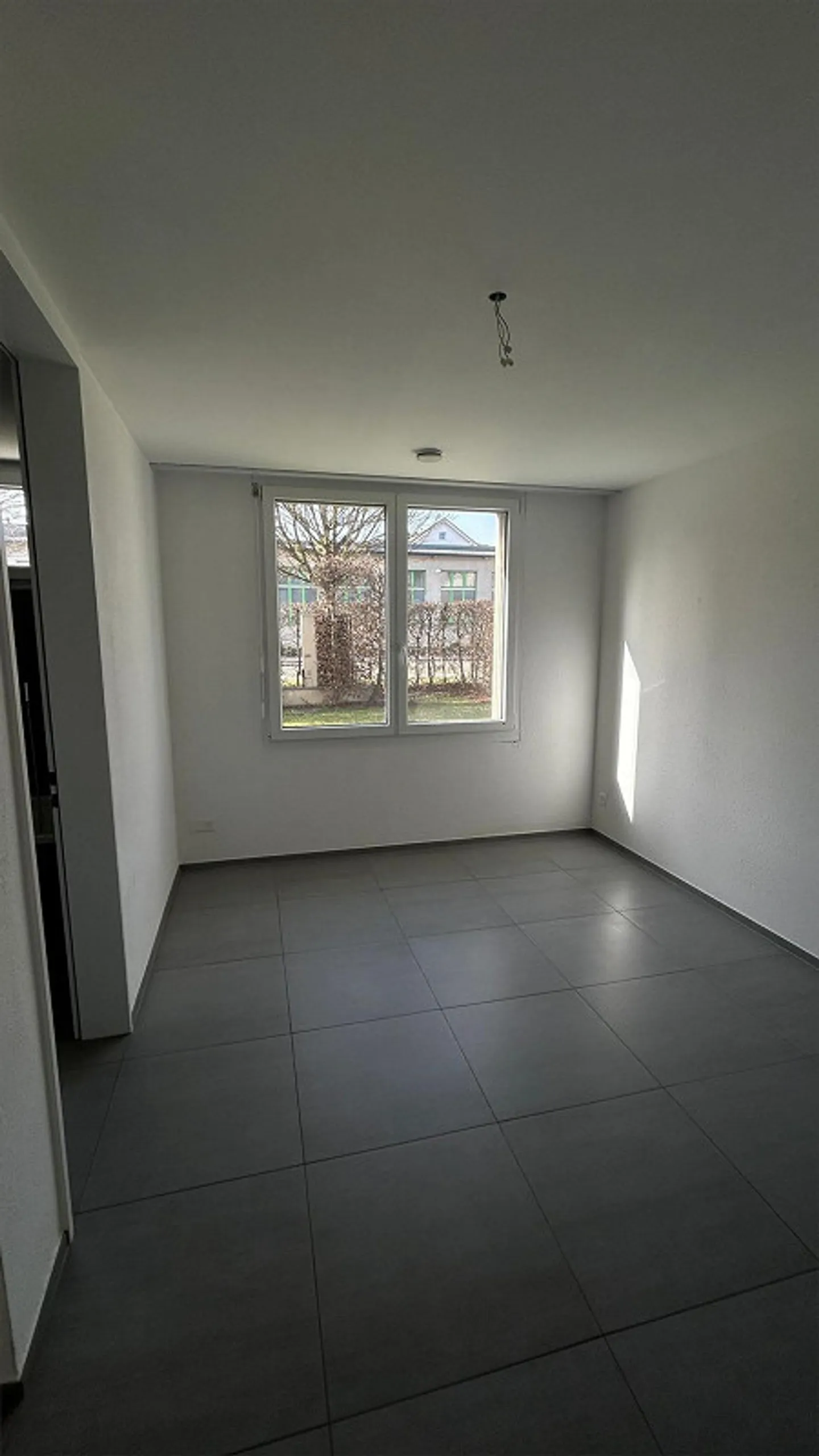Bright 4.5-room ground floor apartment with sunny terrace - Photo 4 of 8