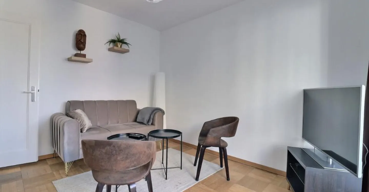 Furnished apartment with large balcony and unobstructed view of greenery - Photo 9 of 11