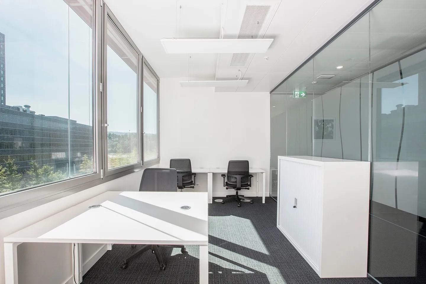 Fully equipped open-plan offices for you and your team in Regus Business Park - Photo 3 of 9