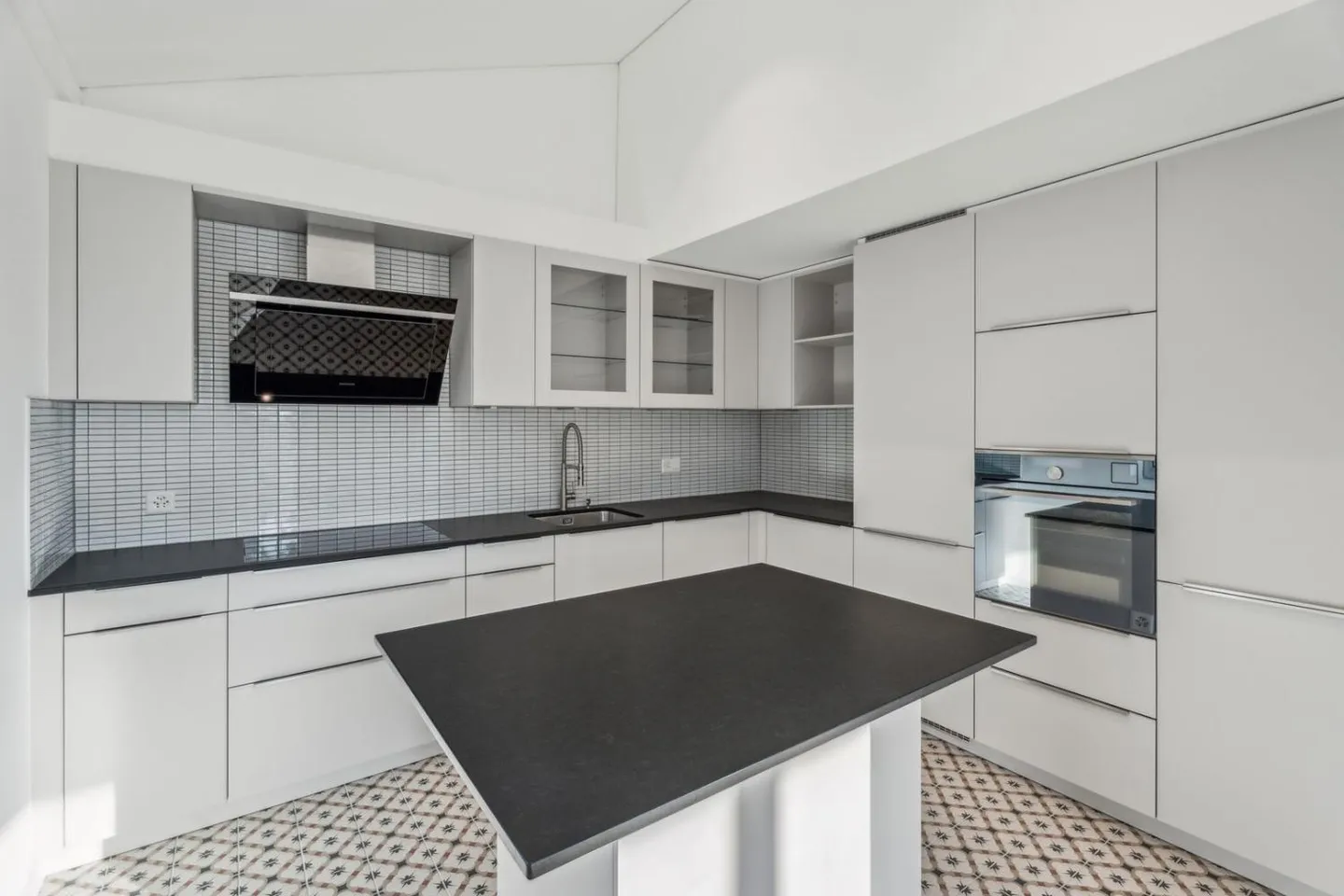 Élégant Duplex de 5,5 Pièces avec Galerie et Ascenseur Privé - Photo 4 sur 11
