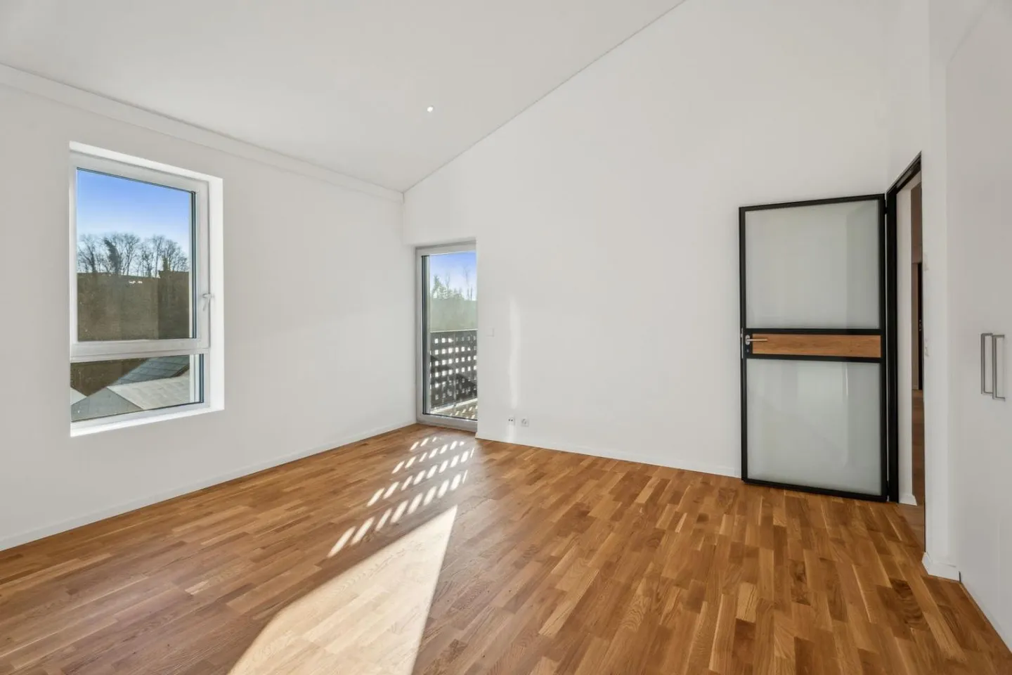 Élégant Duplex de 5,5 Pièces avec Galerie et Ascenseur Privé - Photo 5 sur 11
