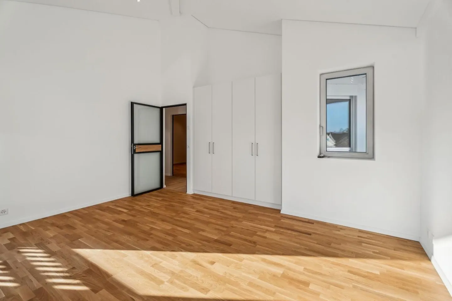 Élégant Duplex de 5,5 Pièces avec Galerie et Ascenseur Privé - Photo 6 sur 11