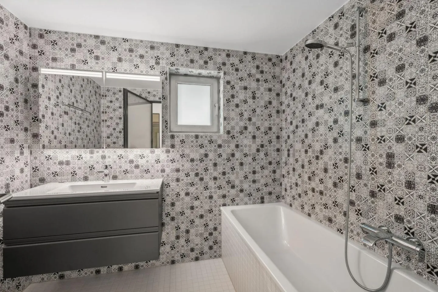 Élégant Duplex de 5,5 Pièces avec Galerie et Ascenseur Privé - Photo 7 sur 11