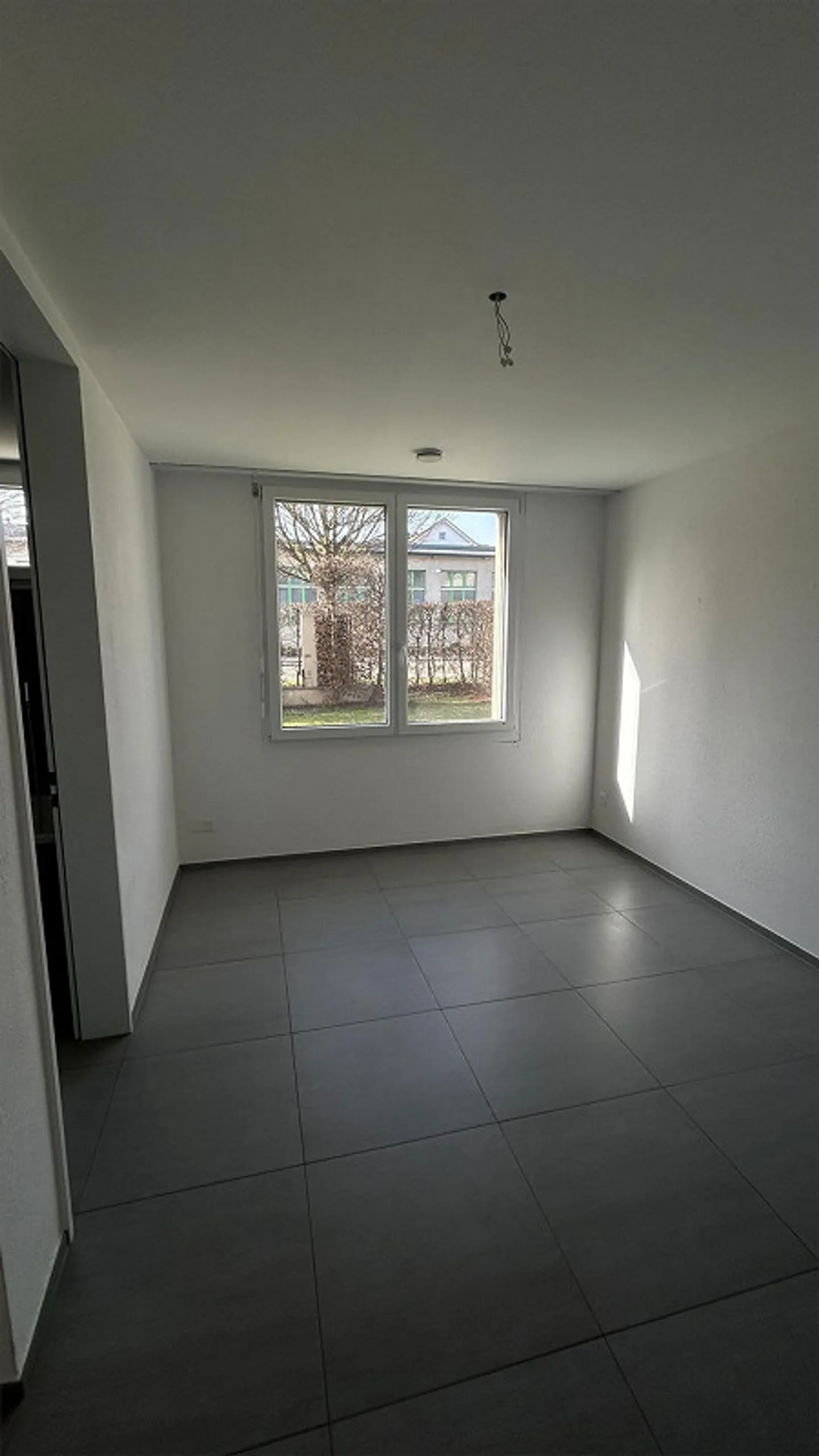 Bright 4.5-room ground floor apartment with sunny terrace - Photo 7 of 8