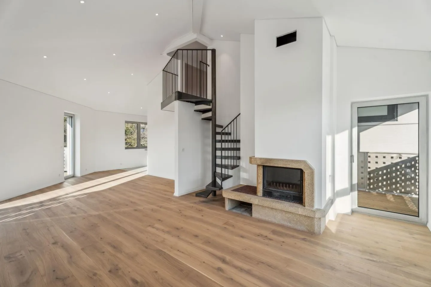 Élégant Duplex de 5,5 Pièces avec Galerie et Ascenseur Privé - Photo 1 sur 11
