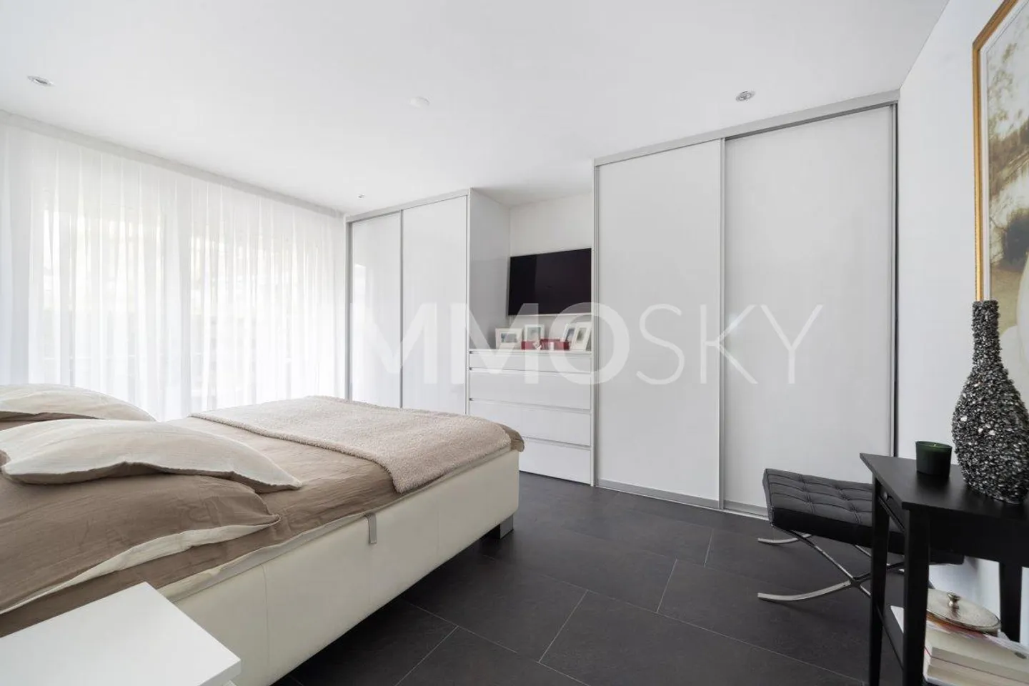 Stylish living with plenty of space and garden - Photo 3 of 5