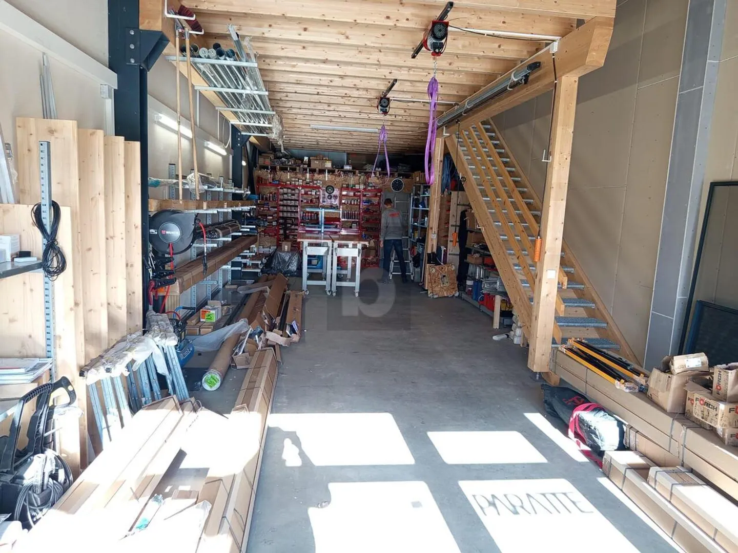 BRIGHT COMMERCIAL SPACE IN INDUSTRIAL AREA - Photo 2 of 6