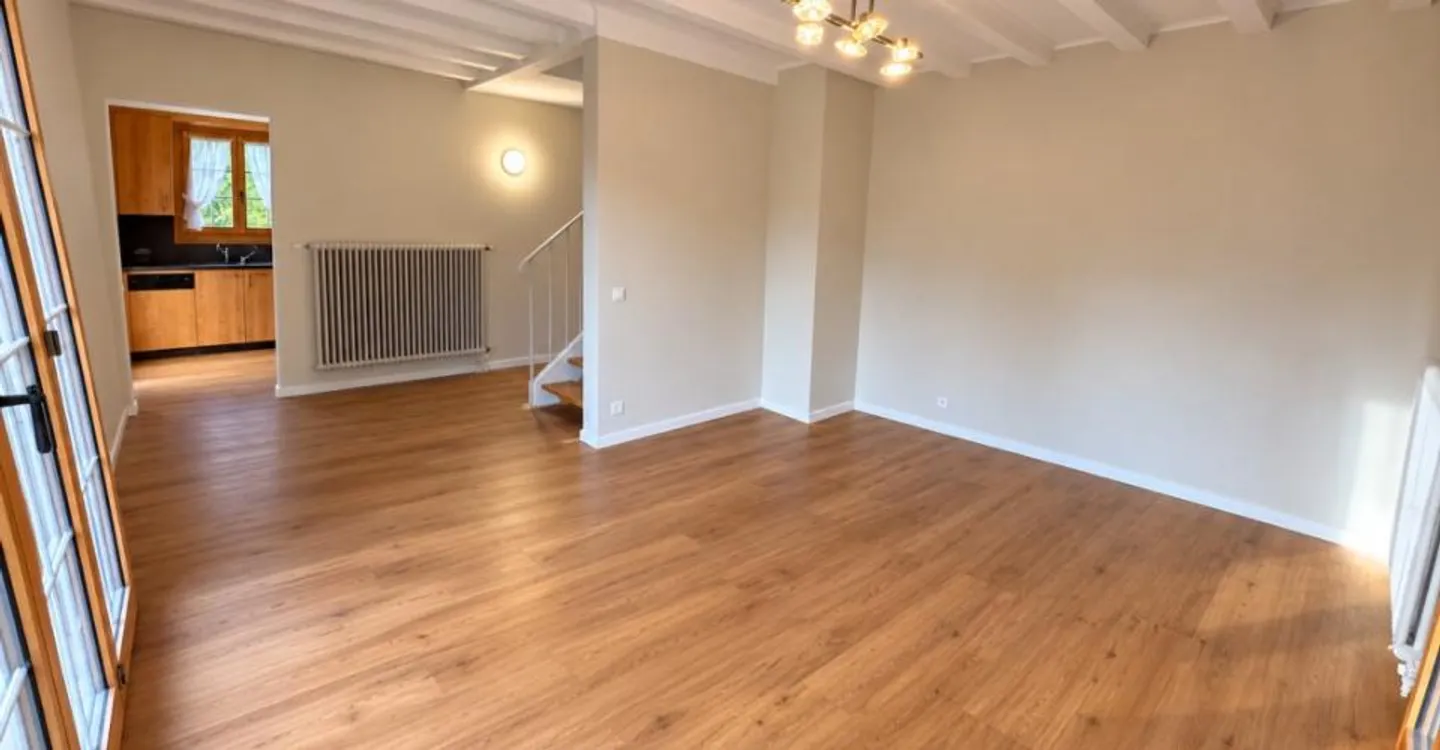 Spacious Duplex with Garden - Photo 4 of 10