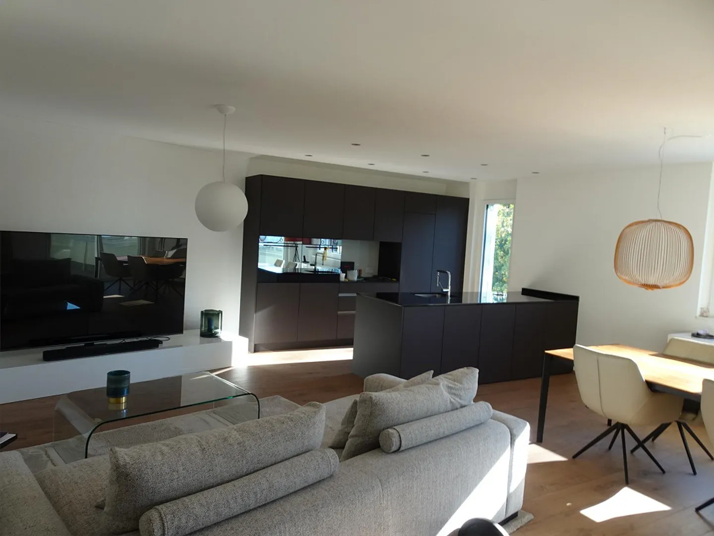 Appartement haut de gamme incluant 2 places de garage et charges - Photo 4 sur 26