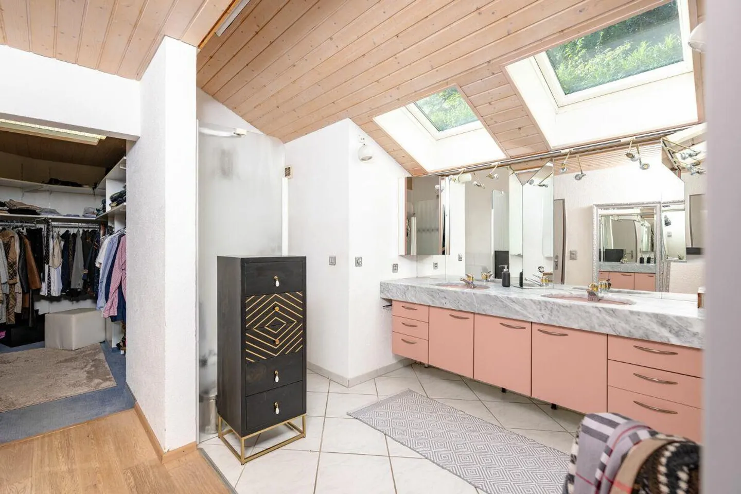 Single-family house with a panoramic view and high-quality interior design - Photo 8 of 10