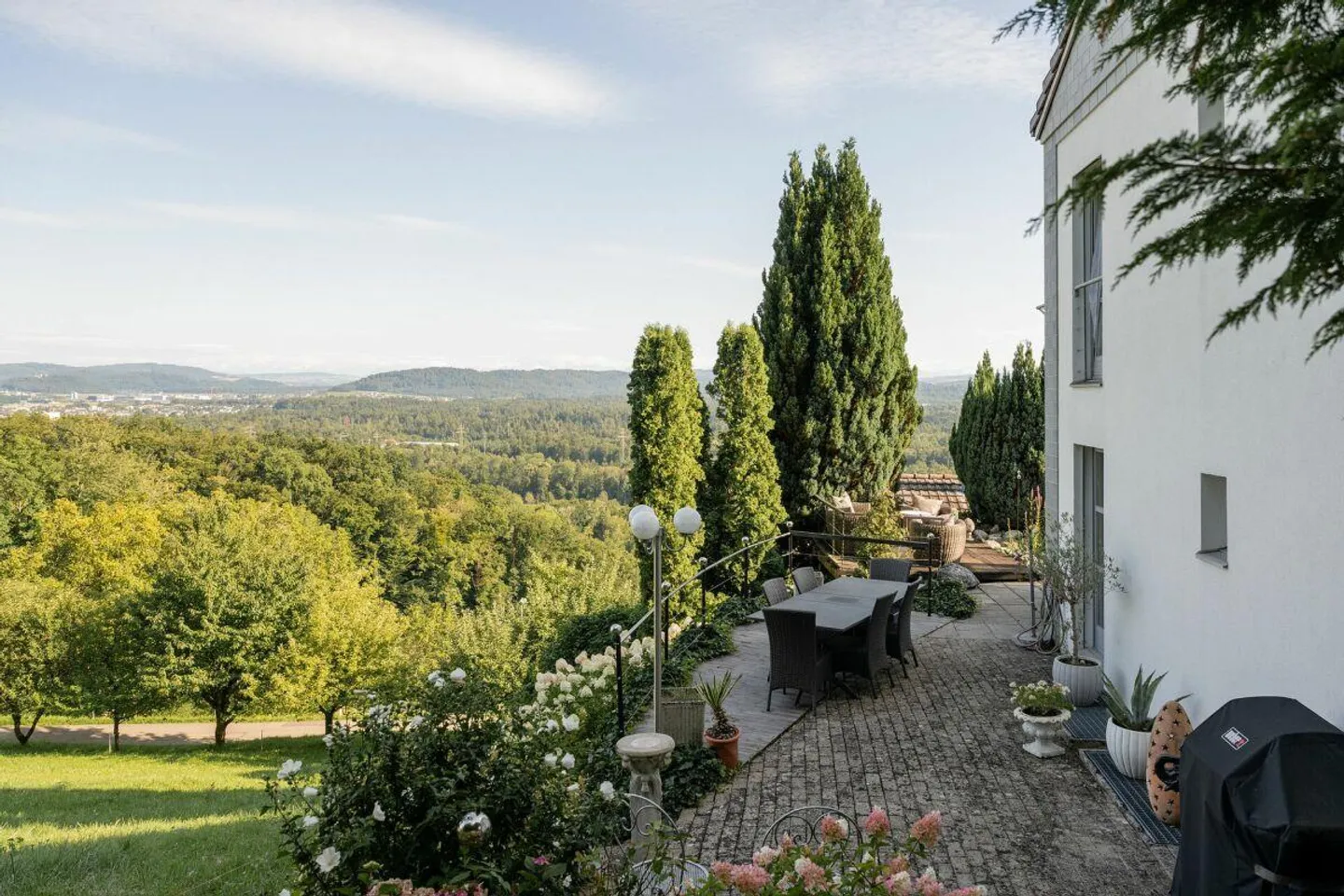 Single-family house with a panoramic view and high-quality interior design - Photo 10 of 10
