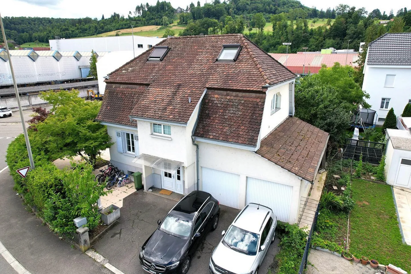 Freistehendes Einfamilienhaus mit grossem Garten und verkehrsgünstiger Lage - Foto 1 von 13