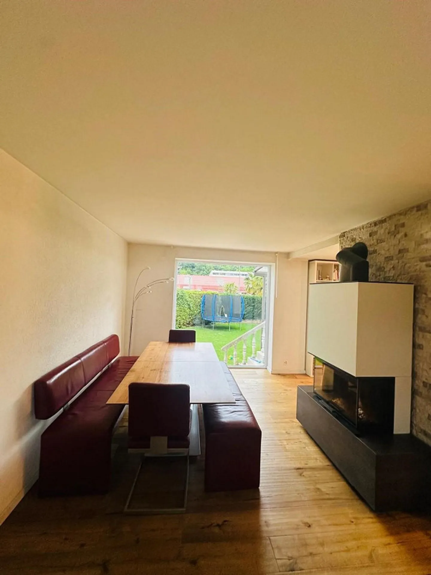 Freistehendes Einfamilienhaus mit grossem Garten und verkehrsgünstiger Lage - Foto 3 von 13