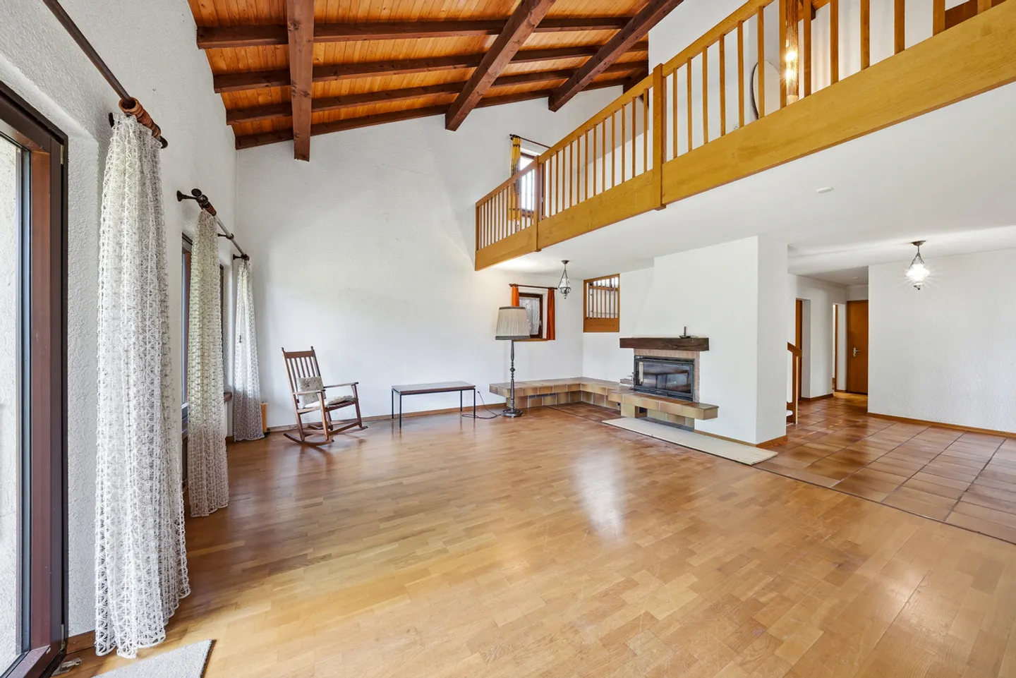 Einfamilienhaus auf großem Grundstück mit Blick auf den See - Foto 5 von 13