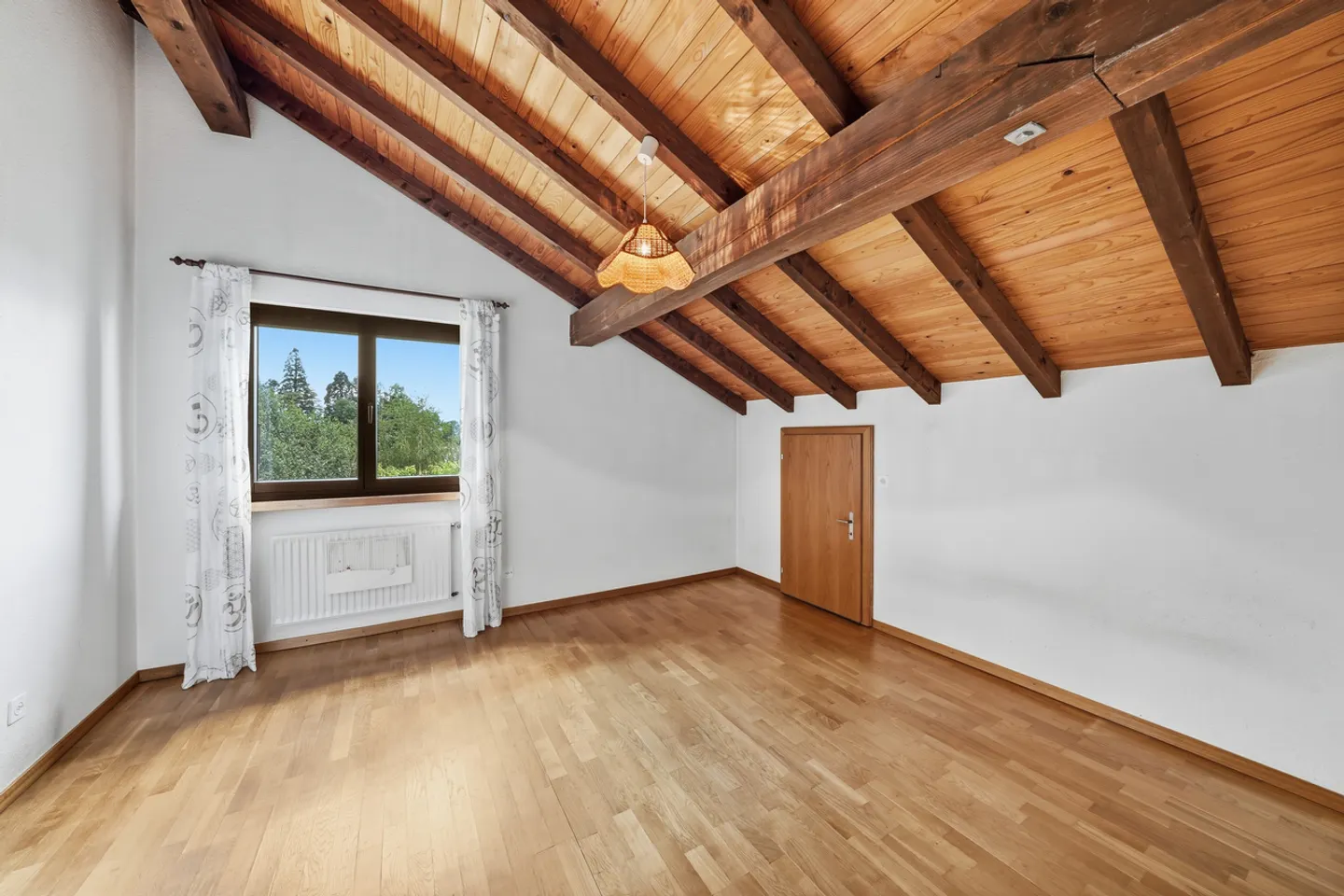 Einfamilienhaus auf großem Grundstück mit Blick auf den See - Foto 10 von 13