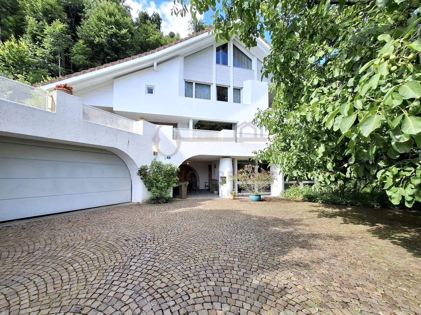 Single house for sale - Photo 1 of 14