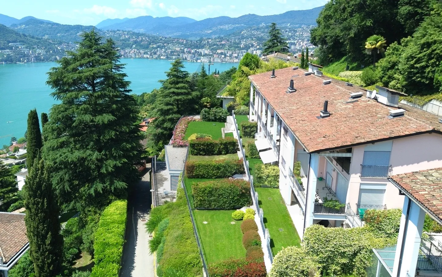 DUPLEX ÉLÉGANT AVEC PISCINE ET VUE SUR LE LAC - Photo 1 sur 14