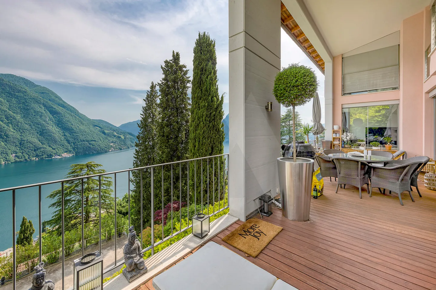 DUPLEX ÉLÉGANT AVEC PISCINE ET VUE SUR LE LAC - Photo 2 sur 14