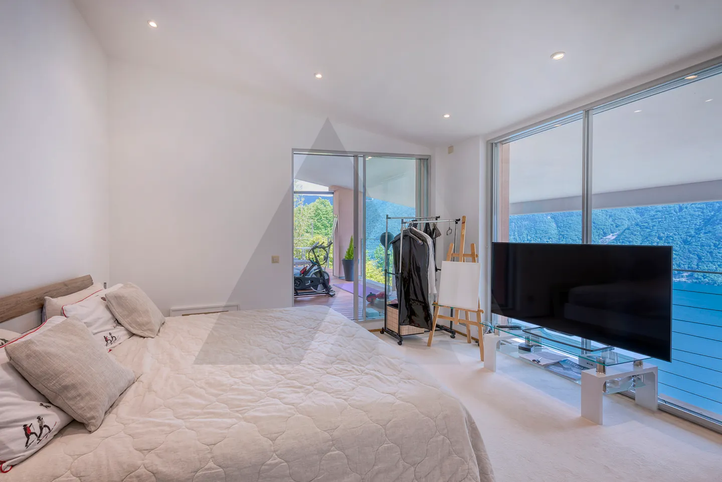 DUPLEX ÉLÉGANT AVEC PISCINE ET VUE SUR LE LAC - Photo 8 sur 14