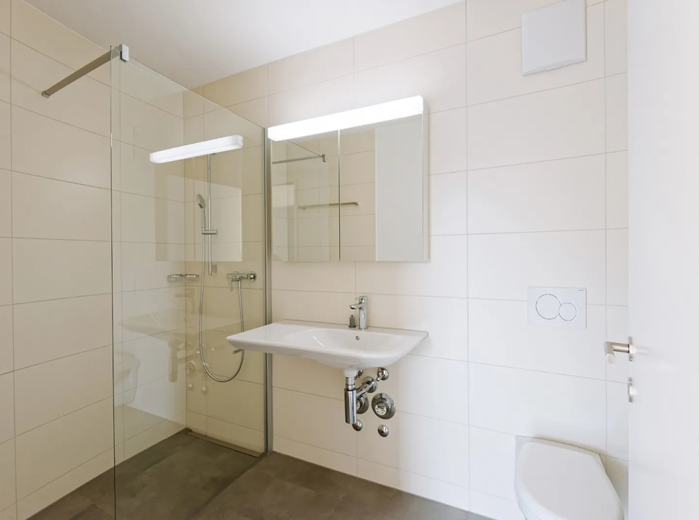 Moderno, luminoso, molto confortevole, finitura di alta qualità, 2° piano ovest - Foto 5 di 5