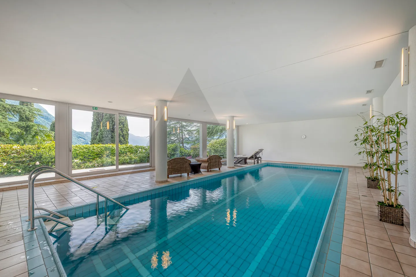 DUPLEX ÉLÉGANT AVEC PISCINE ET VUE SUR LE LAC - Photo 14 sur 14