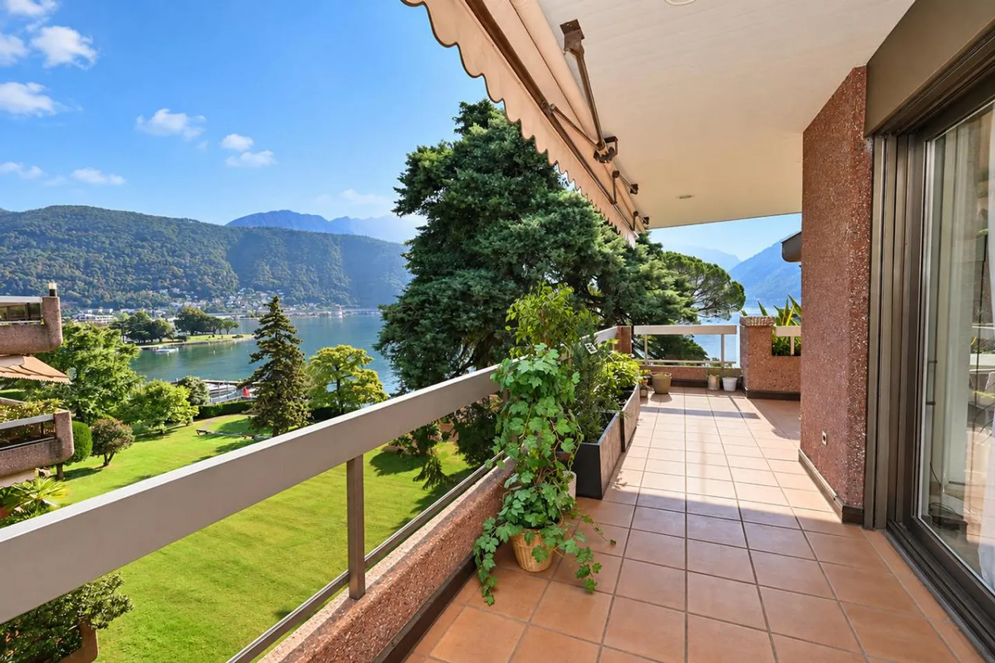 Penthouse with Lake View - Photo 6 of 25