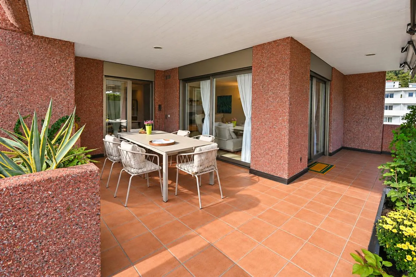 Penthouse with Lake View - Photo 8 of 25