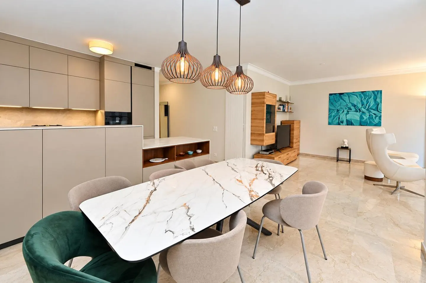 Penthouse with Lake View - Photo 9 of 25