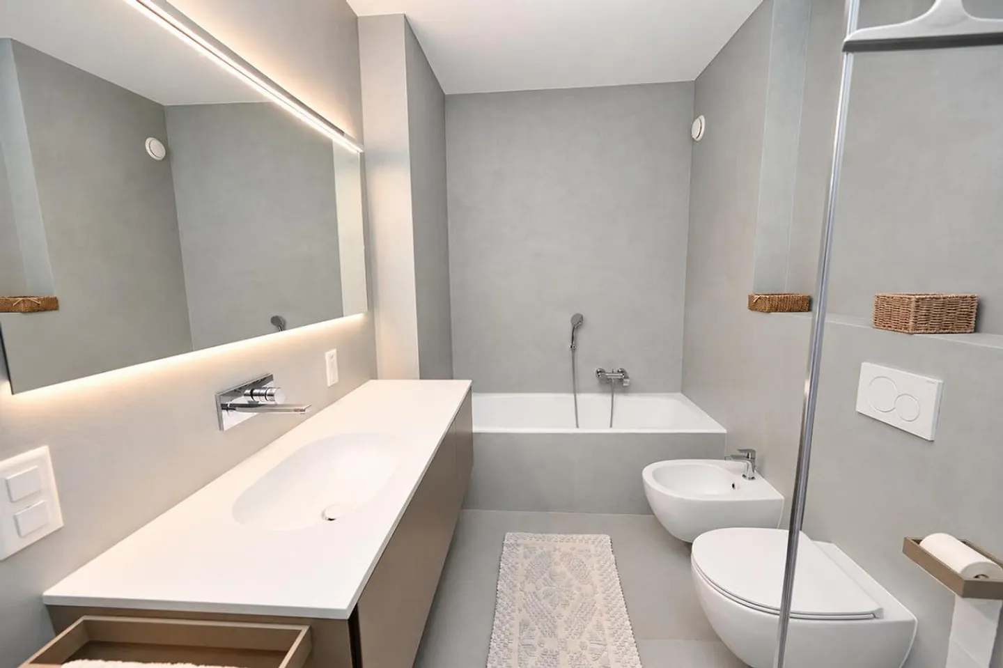 Penthouse with Lake View - Photo 17 of 25